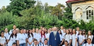 Cinci studenți și zece liceeni din județ vor primi burse lunare de 500, respectiv 300 lei, de la Episcopia Hușilor