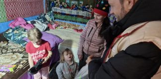 Caravana „Dar de Crăciun” a Episcopiei Hușilor a ajuns la peste 3.000 de copii nevoiași