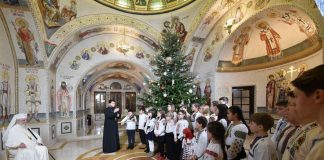 Patriarhul Bisericii Ortodoxe Române, colindat de copiii Grupului psaltic „Sfânta Mare Muceniță Chiriachi” al Episcopiei Hușilor
