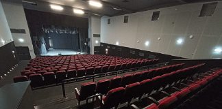 Teatrul ajunge la Huși: Piesa „Acrobații, 7 zile din viața unor profesori de țară” pe scena Cinema Dacia