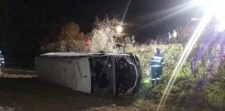 Microbuz răsturnat într-o zonă abruptă, noaptea trecută