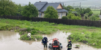 Intervenții ale pompierilor pentru înlăturarea efectelor ploilor abundente