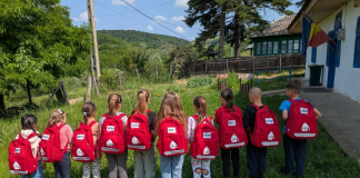 Fundația Te Aud România a donat peste 700 de ghiozdane complet echipate pentru școală pentru copiii vulnerabili din județul Vaslui