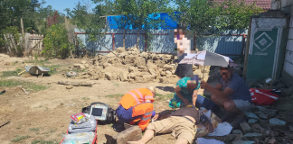 Un bărbat de 68 de ani și un minor de 16 ani din Vetrișoaia, scoși de sub un perete care s-a prăbușit peste ei