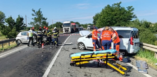 Accident grav la Tutova, două autoturisme s-au ciocnit frontal