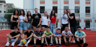 Tinerii din Asociația Tinerilor Ortodocși, în sprijinul unei familii numeroase și nevoiașe