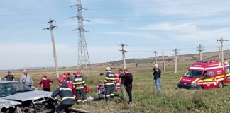 Autoturism lovit de tren la Băcești. Două persoane au ajuns la spital