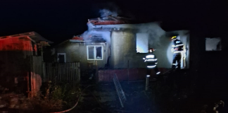 Bărbat de 39 de ani găsit de pompieri decedat, carbonizat, în casa cuprinsă de flăcări