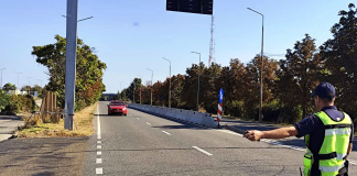 Doi în unu: Fără permis la volan, cu număr fals la mașină