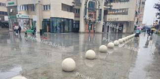 În centrul Bârladului au răsărit bolovani din beton