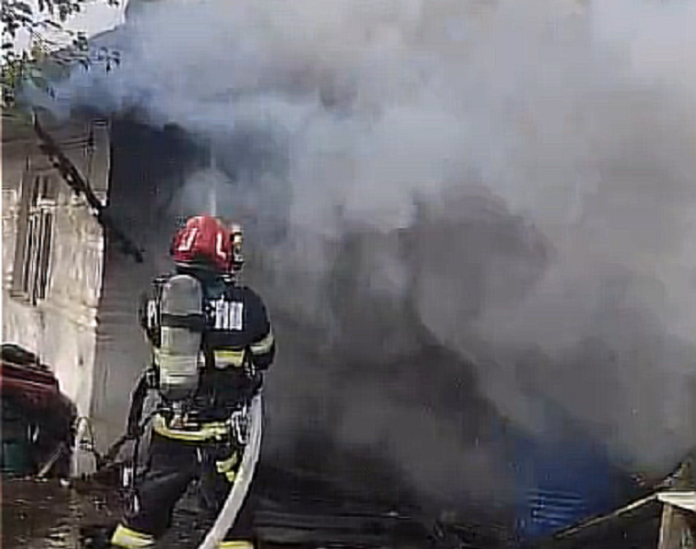 Pompieri interventie ISU flacari incendiu foc improvizatie electrica