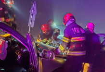 Impact frontal între două autoturisme la ieșirea din Bârlad. O tânără a ajuns la spital