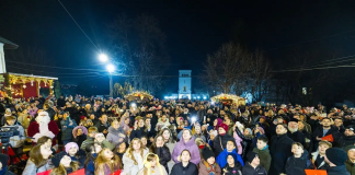 Peste 2000 de copii au însuflețit curtea Catedralei din Huși