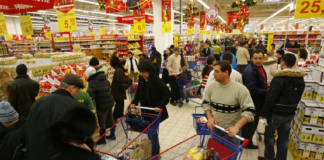 Vineri, ziua în care românii cumpără cel mai mult