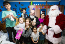 Caravana „Dar de Crăciun”, străbate zilnic satele vasluiene aducând bucurii copiilor și vârstnicilor