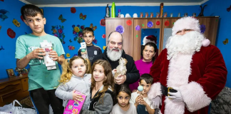 Caravana „Dar de Crăciun”, străbate zilnic satele vasluiene aducând bucurii copiilor și vârstnicilor