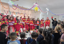 Pompieri și voluntari SMURD, „îngeri cu aripi roșii” pentru copiii din Pușcași