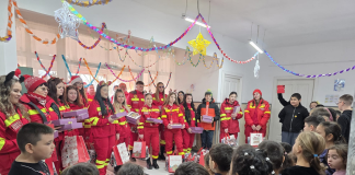 Pompieri și voluntari SMURD, „îngeri cu aripi roșii” pentru copiii din Pușcași