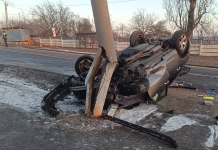 Accident rutier la Huși: O mașină cu ucraineni a derapat și s-a răsturnat în șant
