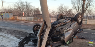 Accident rutier la Huși: O mașină cu ucraineni a derapat și s-a răsturnat în șant