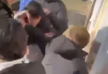 Imaginile cu un băiat din Puiești lovit cu pumnii și picioarele de alți trei adolescenți au oripilat în mediul online. Poliția a deschis anchetă