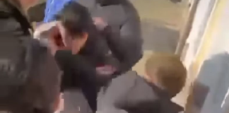 Imaginile cu un băiat din Puiești lovit cu pumnii și picioarele de alți trei adolescenți au oripilat în mediul online. Poliția a deschis anchetă