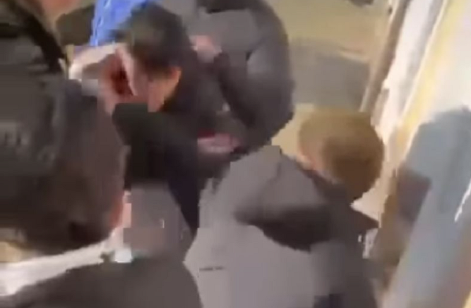 Imaginile cu un băiat din Puiești lovit cu pumnii și picioarele de alți trei adolescenți au oripilat în mediul online. Poliția a deschis anchetă