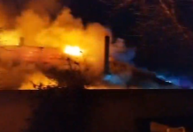 Scânteia din sobă, cauza unui incendiu care a distrus o casă din Bârlad. Proprietarul a ajuns la spital cu arsuri