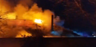 Scânteia din sobă, cauza unui incendiu care a distrus o casă din Bârlad. Proprietarul a ajuns la spital cu arsuri