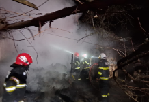 Incendiu la o locuință din Văleni. Proprietarul, surprins în interior, transportat la spital