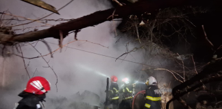 Incendiu la o locuință din Văleni. Proprietarul, surprins în interior, transportat la spital