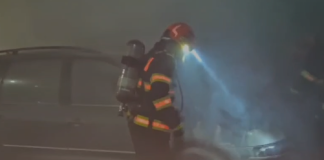 Incendiu la o mașină din parcarea unui supermarket din municipiul Vaslui