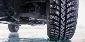 Atenție, carosabil înghețat pe DN 15D, la intrarea în Negrești. Trafic îngreunat din cauza unei avarii la rețeaua de apă