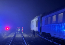 Tren cu 200 de călători blocat pe linie în urma unui incendiu, tractat de pompieri în gara Vaslui
