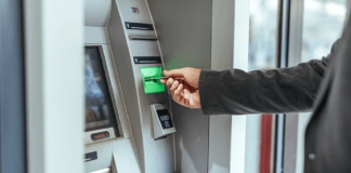 Urmărit și prins de polițist după ce a tâlhărit prin violență o femeie care voia să depună bani la bancomat