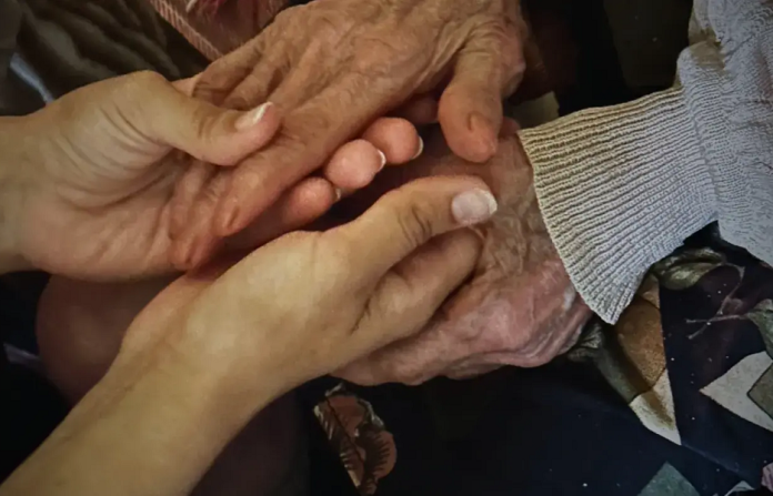 Campania imbratiseaza bunic asociatia filantropia ortodoxa batran pensionare varsnic maini mangaiere alinare suferinta taran