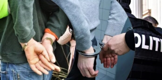 Doi tineri din Albești, reținuți de polițiști după ce au spart locuința unui consătean și au furat mâncare și băutură