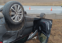 Mașină cu trei persoane la bord răsturnată în afara drumului la Crețești