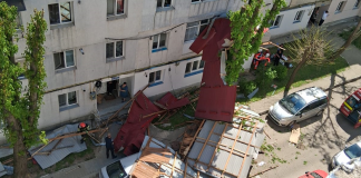Vântul puternic a făcut o victimă la Huși: Acoperiș căzut peste o persoană rămasă inconștientă, în stop cardio-respirator