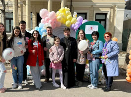 Peste 4.300 de lei, strânși de Filantropia Ortodoxă la Târgul de Pași caritabil organizat la Huși pentru persoanele vulnerabile