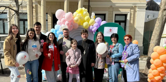 Peste 4.300 de lei, strânși de Filantropia Ortodoxă la Târgul de Pași caritabil organizat la Huși pentru persoanele vulnerabile