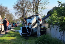O mașină s-a răsturnat și a lovit un stâlp de electricitate la Rateșu Cuzei. Șoferul a scăpat cu viață