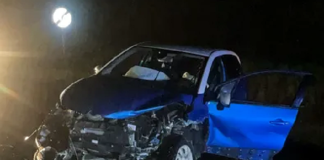 Două autoturisme s-au ciocnit frontal între localitățile Laza și Ivănești. Trei persoane, transportate la spital