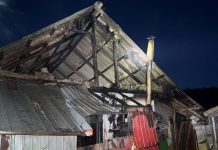 Un incendiu a mistuit acoperișul unei case din Coșca, Ivănești. Cauza: o instalație electrică improvizată