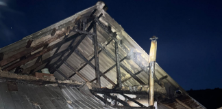 Un incendiu a mistuit acoperișul unei case din Coșca, Ivănești. Cauza: o instalație electrică improvizată