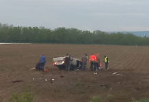 Accident grav în Vrancea: mașină cu numere de Vaslui răsturnată pe câmp. Trei tineri rămași întinși lângă autoturism