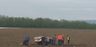 Accident grav în Vrancea: mașină cu numere de Vaslui răsturnată pe câmp. Trei tineri rămași întinși lângă autoturism