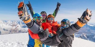 De la Pușcași pe Acoperișul Lumii! Un vasluian de 75 de ani a cucerit Everestul (8.848,86m)!