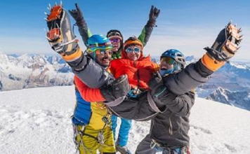De la Pușcași pe Acoperișul Lumii! Un vasluian de 75 de ani a cucerit Everestul (8.848,86m)!