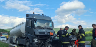 Doi oameni au murit, după ce maşina lor a intrat pe contrasens şi s-a izbit de o autocisternă